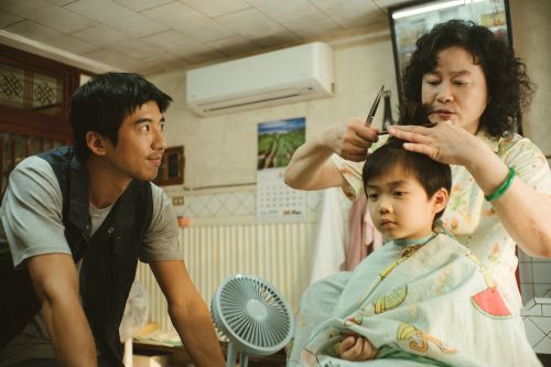 ▲陸小芬（左）在《本日公休》中飾演家庭理髮阿姨「阿蕊」。（圖／威視電影提供）