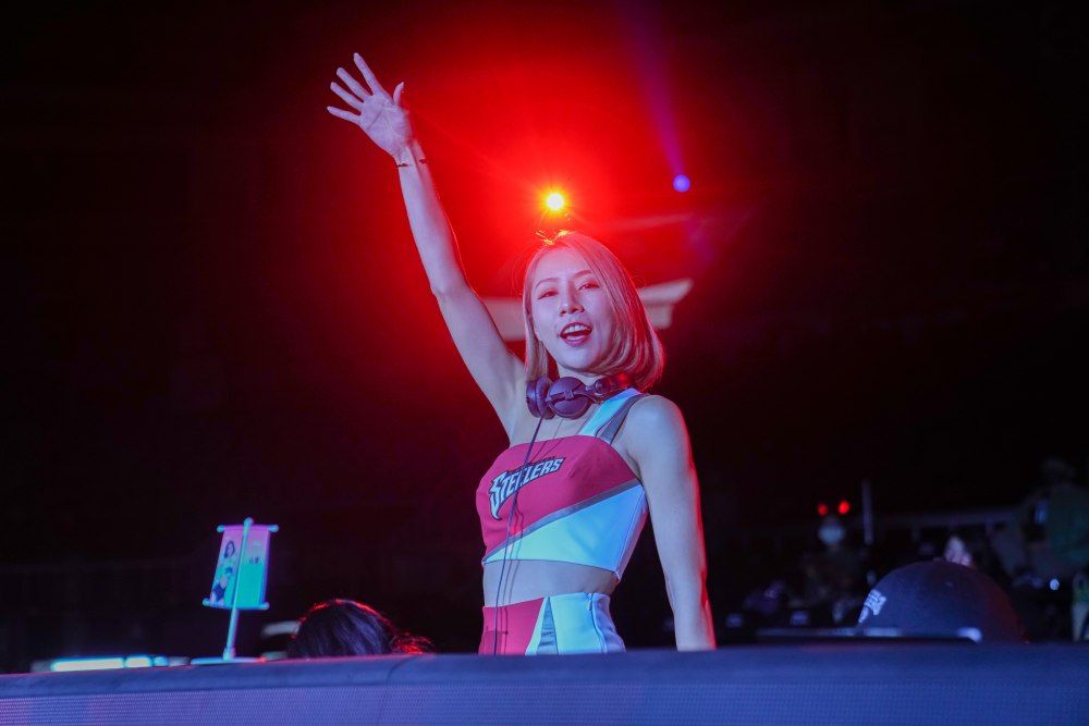 ▲雅典娜DJ心恩火辣開場嗨翻。（鋼鐵人提供）