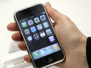 ▲2007年出廠的未開封初代蘋果iPhone手機，至今其估價可望達到5萬美元。（圖／達志影像／美聯社）