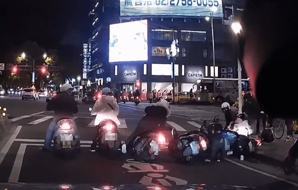 ▲近期一段機車在紅燈前形成「碰碰胡」車禍的影片，再度引爆各路網友討論。（圖／《爆料公社》）