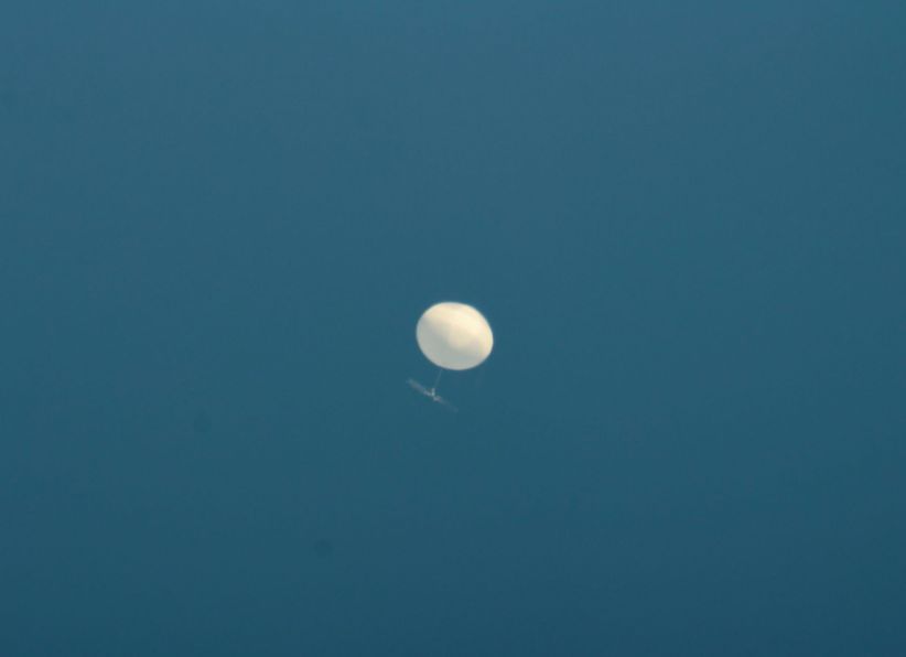 ▲中國「神秘氣球」飛越美國上空，引發各界熱議，鄭明典表示同事2年前也曾拍到類似氣球。（圖／翻攝鄭明典臉書）