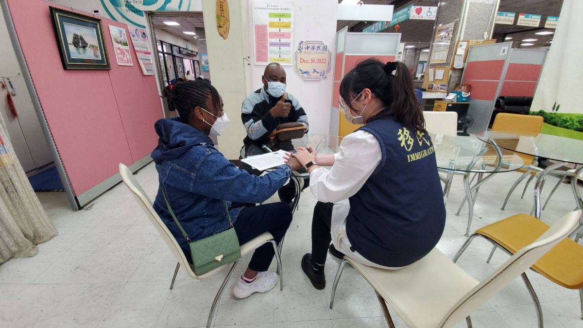 ▲移民署實施「擴大自行到案專案」，讓查德籍父親及小女生都鬆了一口氣。（圖／移民署）