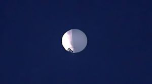 ▲美國近日偵測到疑似中國的間諜氣球出現在美國領空，引發2國外交論戰。（圖／翻攝自國會山莊報）