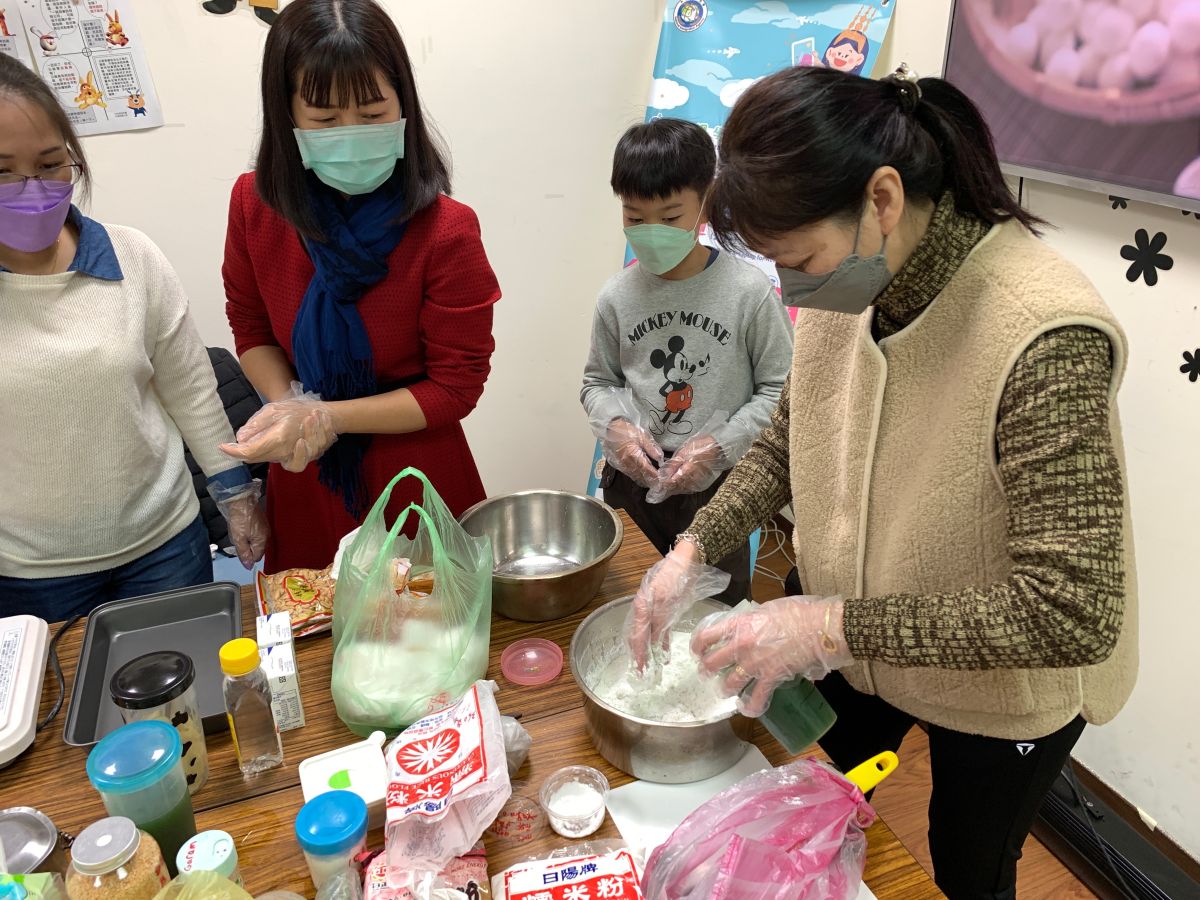 ▲參加元宵節活動的新住民朋友，正在揉和糯米粉及天然食材調色過程。（圖／移民署）