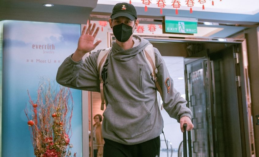 ▲高雄鋼鐵人林書豪正式抵達，親切打招呼。官方提供