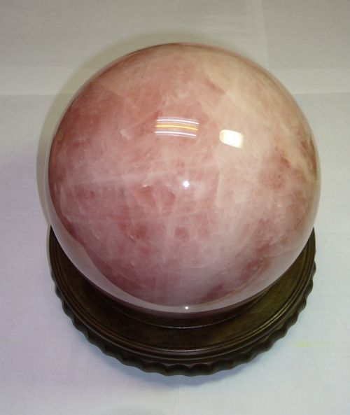 ▲元宵節可準備粉晶球或粉晶手鍊招桃花。（示意圖／楊登嵙提供）