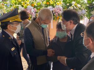 任務結束 彰化殉職員警高偉倫出殯逾300警淚送別