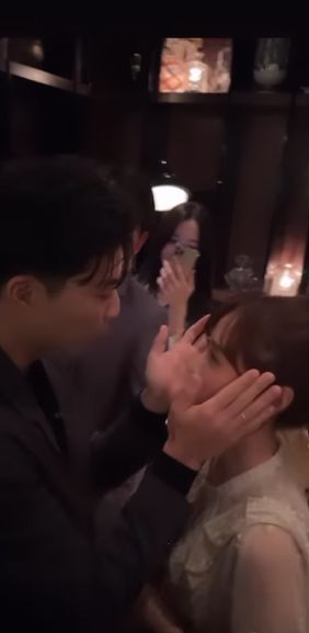 ▲Sandy和王陽開在私人派對上熱吻。（圖／翻攝自吳姍儒IG）