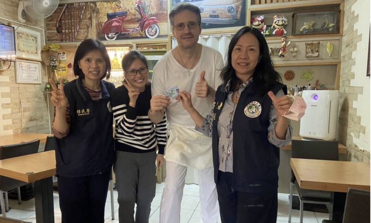 ▲移民署桃園市服務站人員頒發外僑永久居留證給達明可先生（右2）。（圖／移民署北區事務大隊桃園市服務站提供）