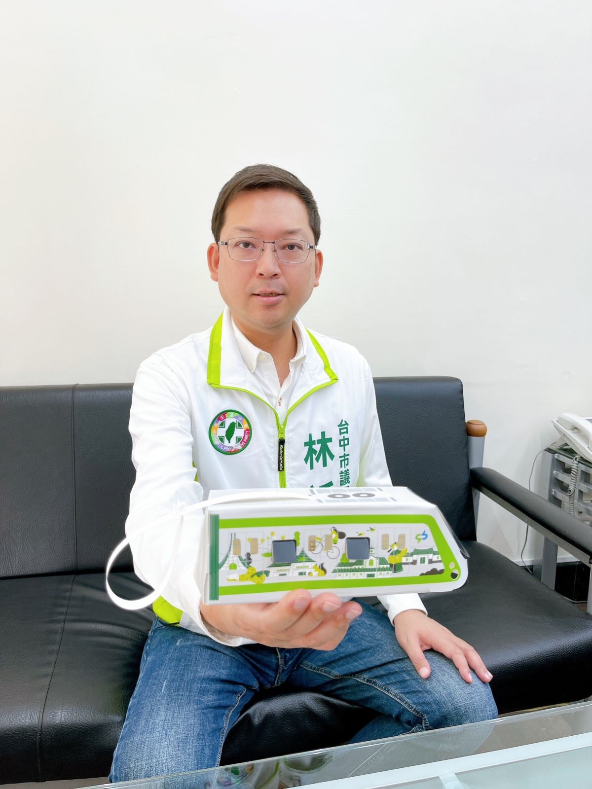 ▲議員林祈烽指出，中捷說好要送的燈籠，卻還要民眾到特定店家消費200元以上才能取得(圖／林祈烽提供2023.2.4)