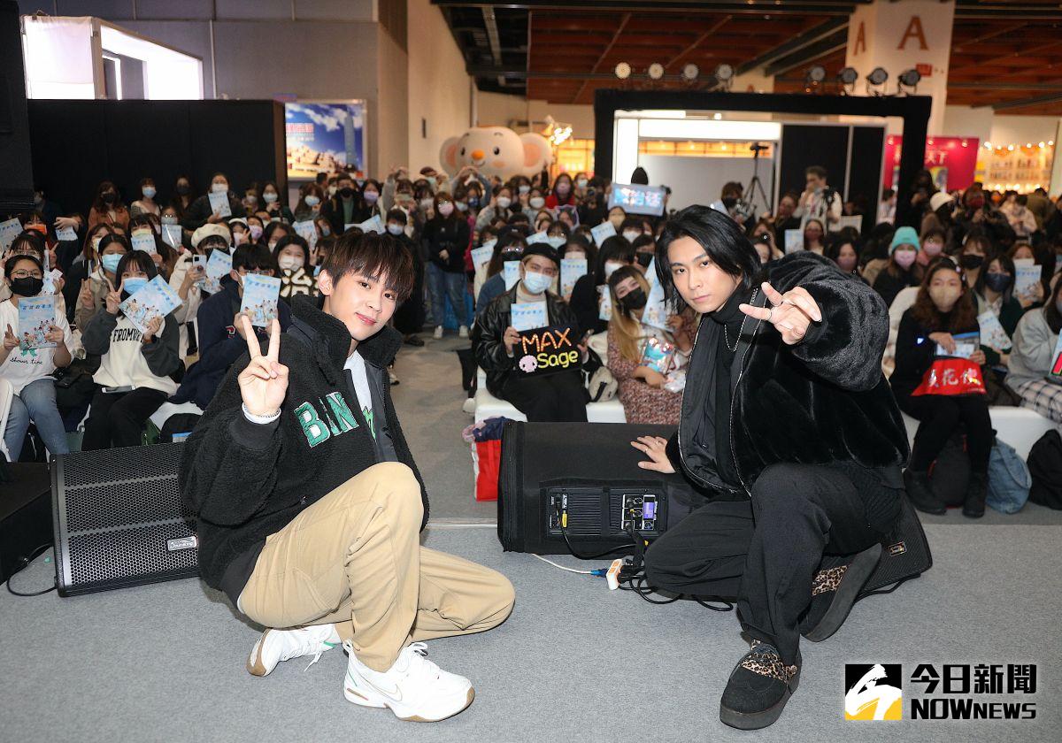 ▲《原子少年》簽書會登場，陳治廷（左）、MAX（右）和粉絲合照。（圖／記者陳明中攝）