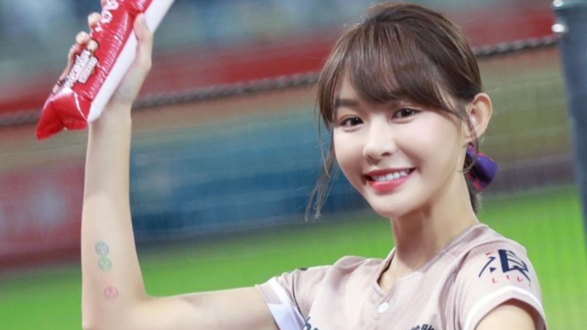 ▲陳怡叡穿寵物親子裝拍照。（圖／翻攝自陳怡叡臉書）