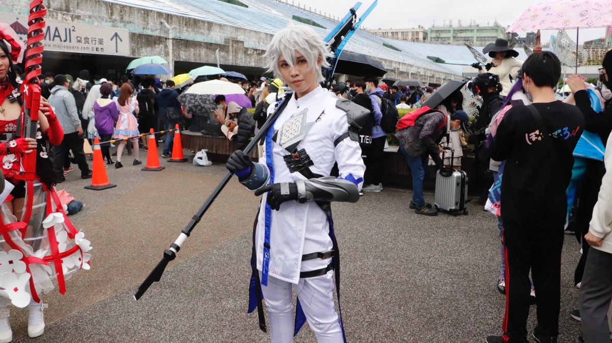 ▲不只場內人潮眾多，開拓動漫祭FF40場外也有不少Coser互相交流。（圖／記者張志浩攝）