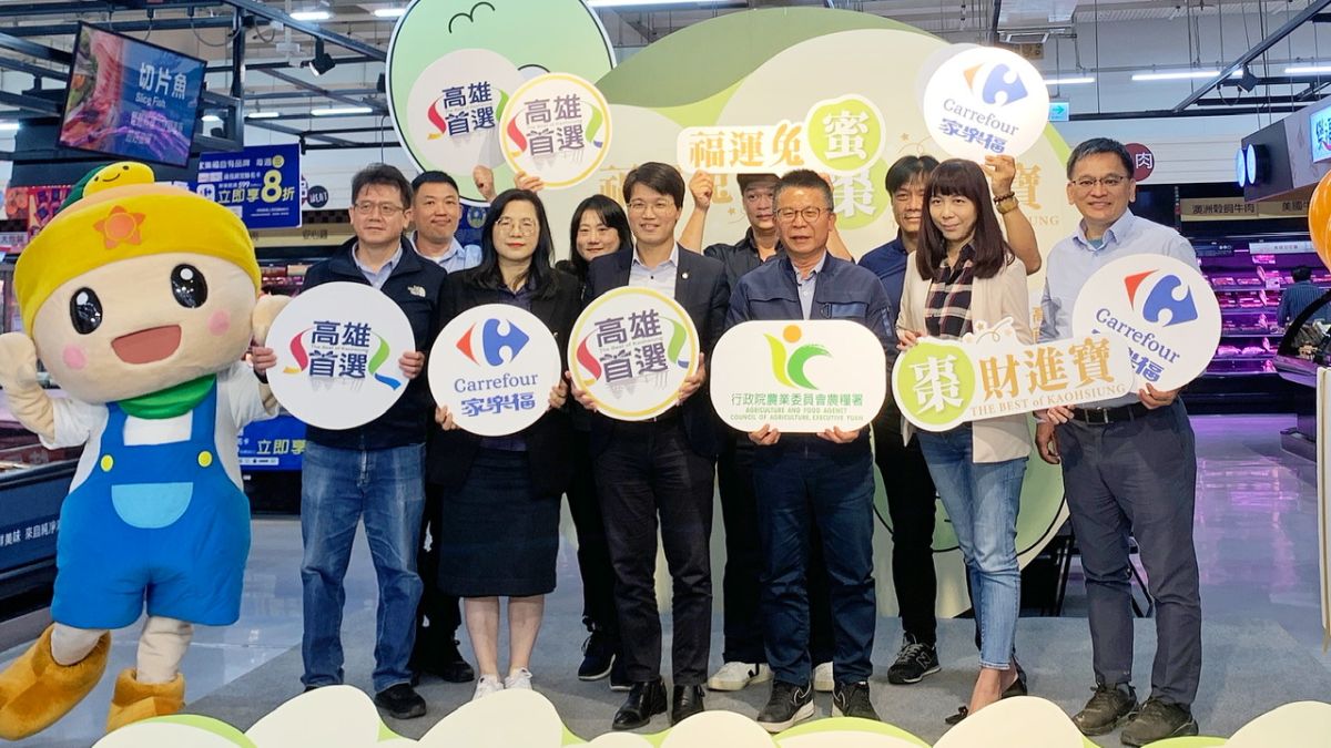 ▲今年家樂福特別與高市府農業局獨家洽談使用台灣設計展出現的K38潮農名寵設計蜜棗禮盒。（圖／高市府農業局提供）