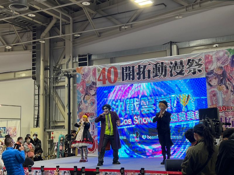 ▲首屆「Cos-Show! 大賞」頒獎典禮吸引眾多人潮圍觀,場面十分熱鬧。(圖/記者張志浩攝)