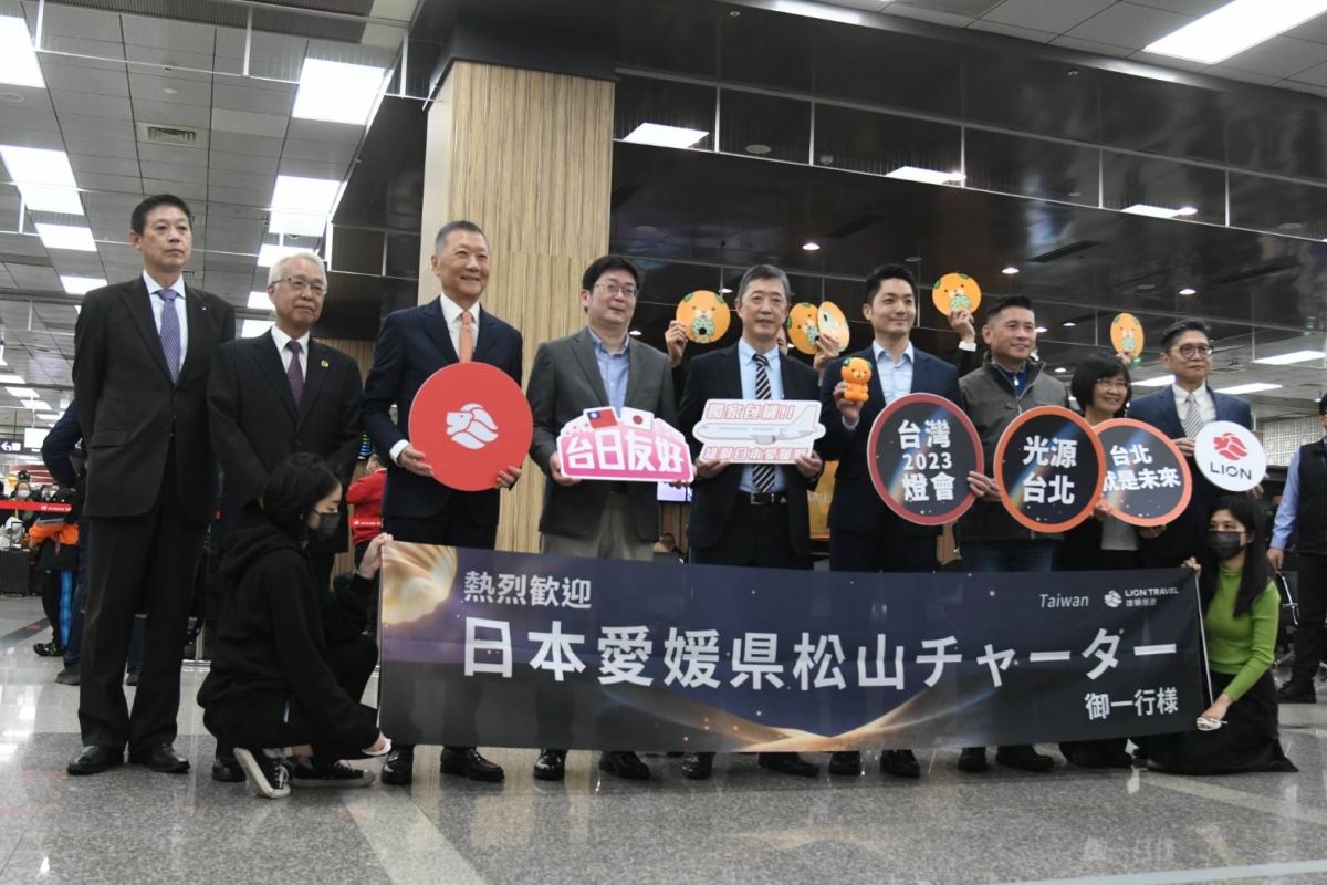 ▲雄獅旅遊獨家推出「台北松山－愛媛松山」對飛包機今（4）日啟航，台北市長蔣萬安（右4）迎接日本愛媛縣貴客。（圖／記者林調遜攝，2023.02.04）