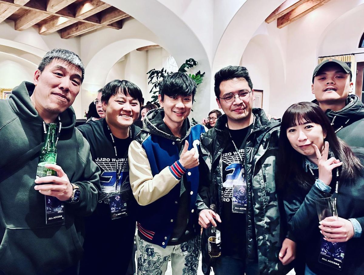 ▲林俊傑（左三）和世界巡演製作團隊「必應創造」夥伴們在北美拉斯維加斯場結束後，開心在慶功宴上合影。（圖／必應創造提供）