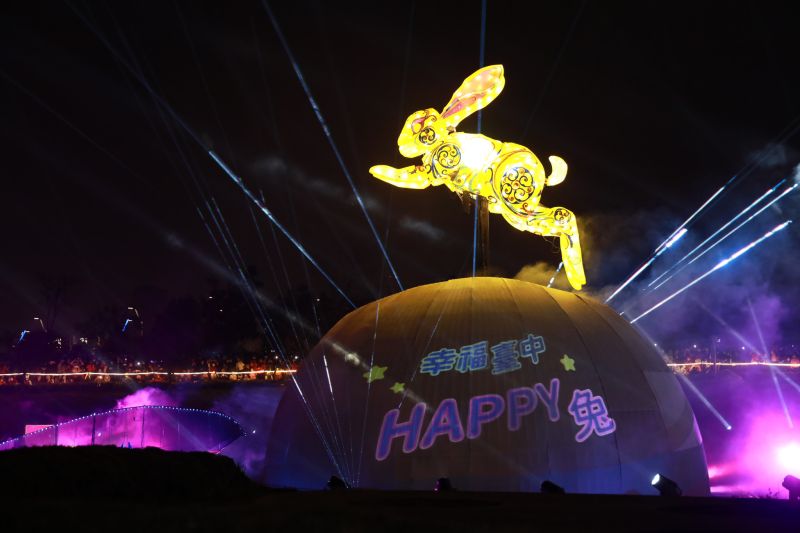 ▲主燈「幸福台中Happy兔」高10公尺，主燈群寬39公尺，是全台規模最大的水上動力機械花燈。（圖／台中市政府提供，2023.02.04）