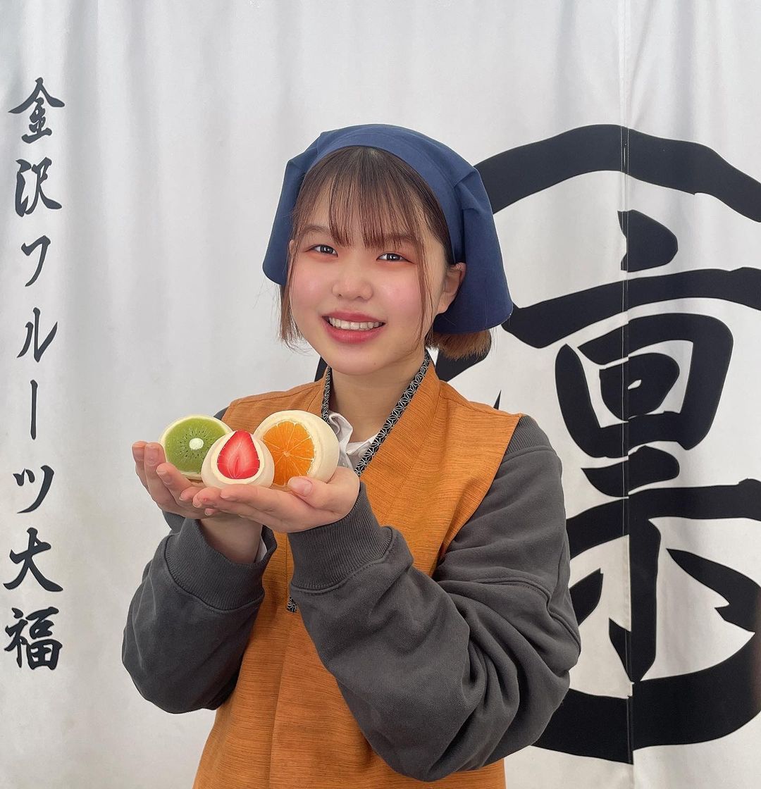 ▲薄井華香於15歲時，為了減少食品浪費，自己創立公司並展店賣水果大福。（圖／翻攝自薄井華香IG@haruka_soffione）