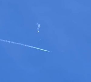影像曝光！美軍出動F-22戰機　在大西洋擊落中國間諜氣球
