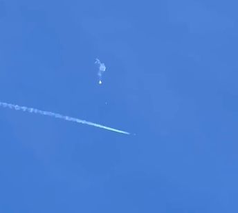 ▲美國派出F-22戰鬥機，擊落疑似中國偵察氣球的飛行物。(圖／翻攝自推特用戶@elitedevon)