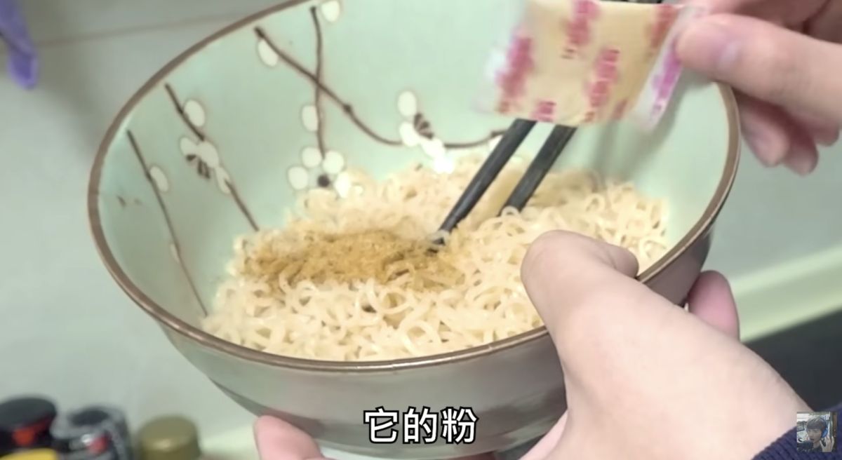 ▲百萬YTR尊試吃一款名為「北京麻辣方便麵」的泡麵，一包竟然只要台幣2元。（圖/YT@人生肥宅尊）