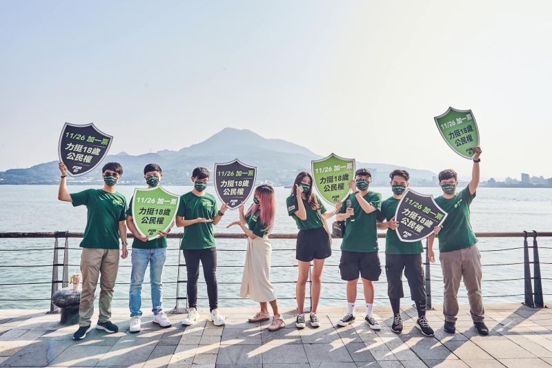 ▲去年選舉時，「國務青」走遍全台宣講18歲公民權議題，受到高度關注。（圖／翻攝自民進黨青年部臉書）