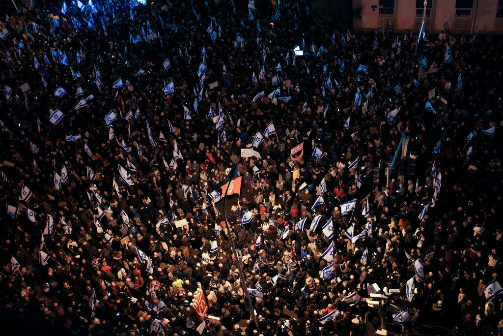 ▲以色列數以萬計民眾今天冒著大雨集會，連續第5週抗議總理尼坦雅胡（Benjamin Netanyahu）新政府司法改革計畫，批評人士認為這個計畫恐危及法院對政府閣員的民主制衡力。（圖／美聯社／達志影像）