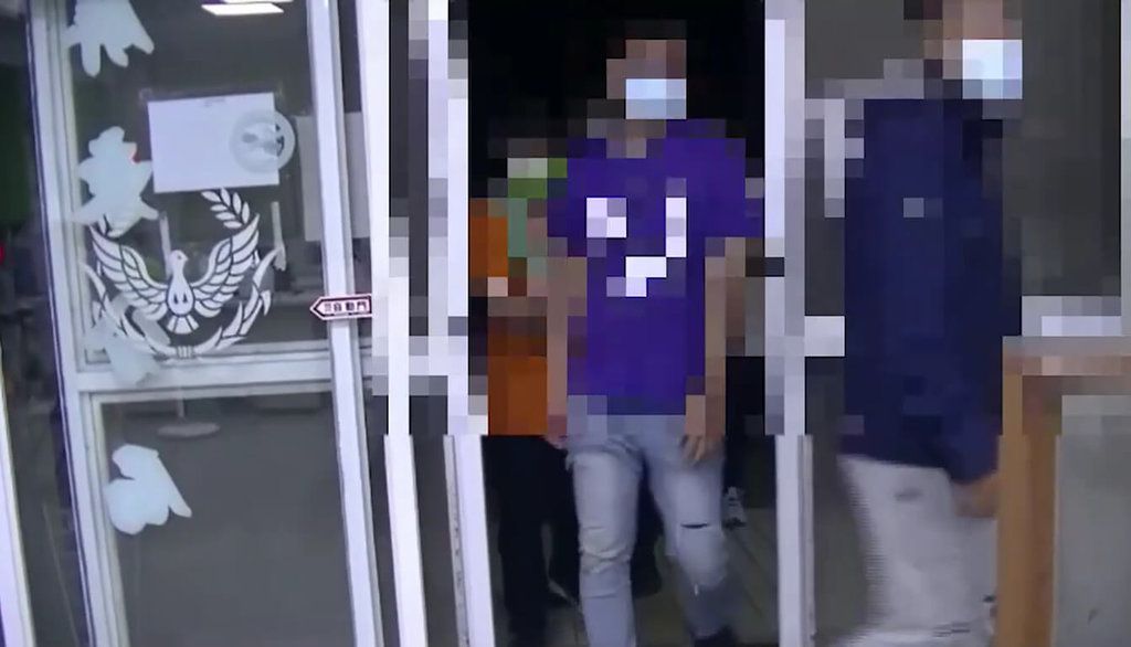 ▲屏東海豐三山國王廟昨天舉行元宵平安遶境活動，不料晚間卻因陣頭間神轎發生擦撞而引爆肢體衝突，警方到場帶回10多名民眾詢問，依妨害秩序罪移送偵辦。（圖／翻攝畫面）