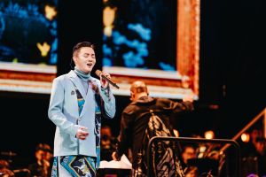 許富凱登上「大玩樂家2-《羅大佑 x 簡文彬 x 彭佳慧 跨樂衛武營音樂會》」。(圖/衛武營 國家藝術文化中心提供) ▲許富凱登上「大玩樂家2-《羅大佑 x 簡文彬 x 彭佳慧 跨樂衛武營音樂會》」。(圖/衛武營 國家藝術文化中心提供)