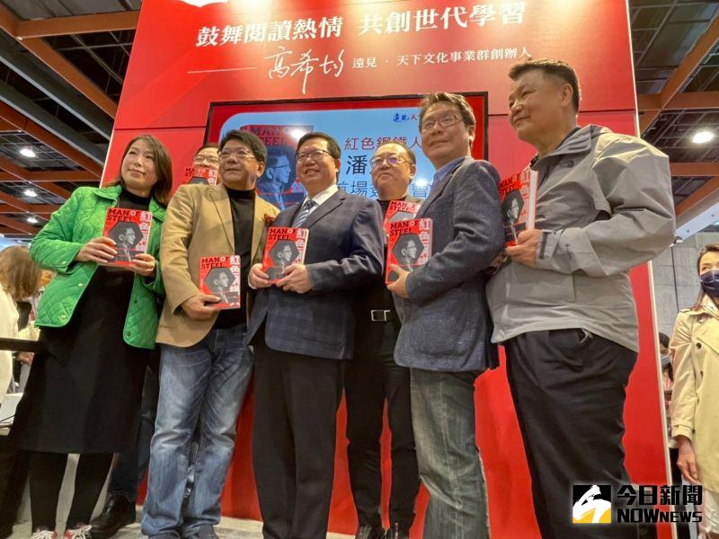 ▲潘孟安今日於書展舉行簽書會，鄭文燦、史哲、李文忠、沈發惠、李建昌、余宛如都到場。（圖／記者黃宣尹攝，2023.02.05）