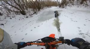 越野摩托車騎冰層上！下秒「2台全墜冰河」　驚險影片曝
