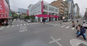 賓士休旅車碰撞機車!釀女騎士受困車底 失去心跳搶救中