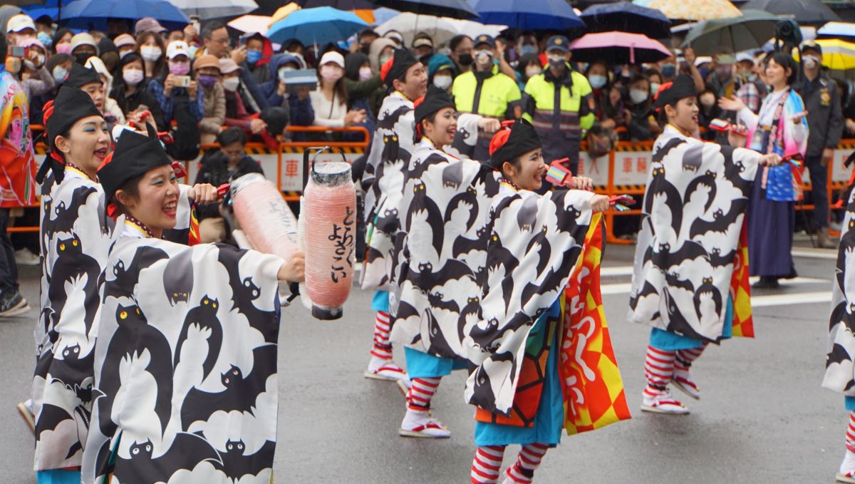 ▲台灣燈會踩街活動，找來日韓團體助陣表演。（圖／記者呂炯昌攝，2023.02.05）