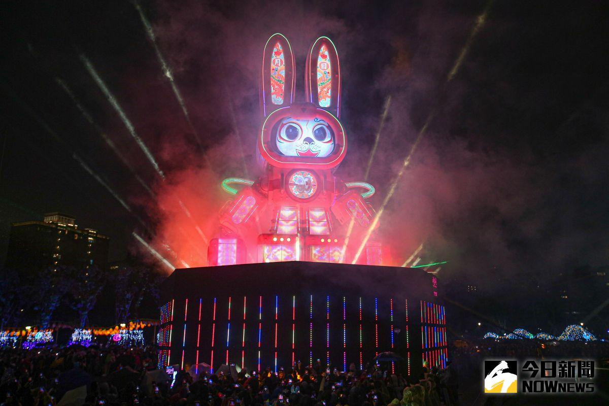 ▲2023台灣燈會主燈，22公尺高的「玉兔壯彩」今晚點燈，搭配奪目聲光特效，吸引大批民眾眼球。（圖／記者葉政勳攝 , 2023.02.05）