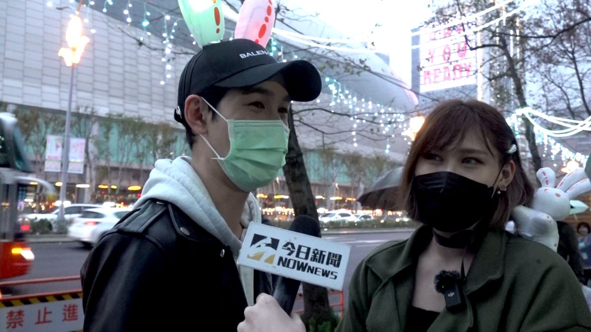 ▲台灣燈會「光源台北」正式開展，一對每年都追燈會的情侶，透露下午3點便抵達國父紀念館中央展區，避開人潮和雨勢順利欣賞完所有作品。而居住高雄在台北工作的林先生與友人魏小姐，搭配本次最萌的兔耳燈與「光源兔玩偶」來朝聖，最期待「未來展區」的互動效果。（圖／記者朱永強攝影）