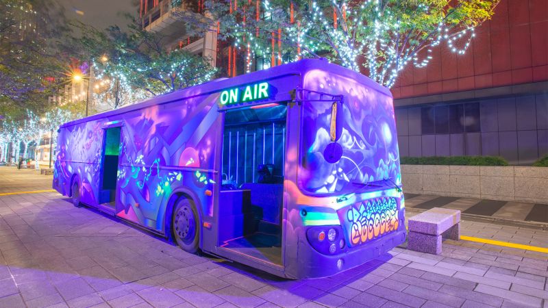 ▲結合塗鴉藝術與音樂光影的《星海公車》。(圖/翻攝自光源台北官網)