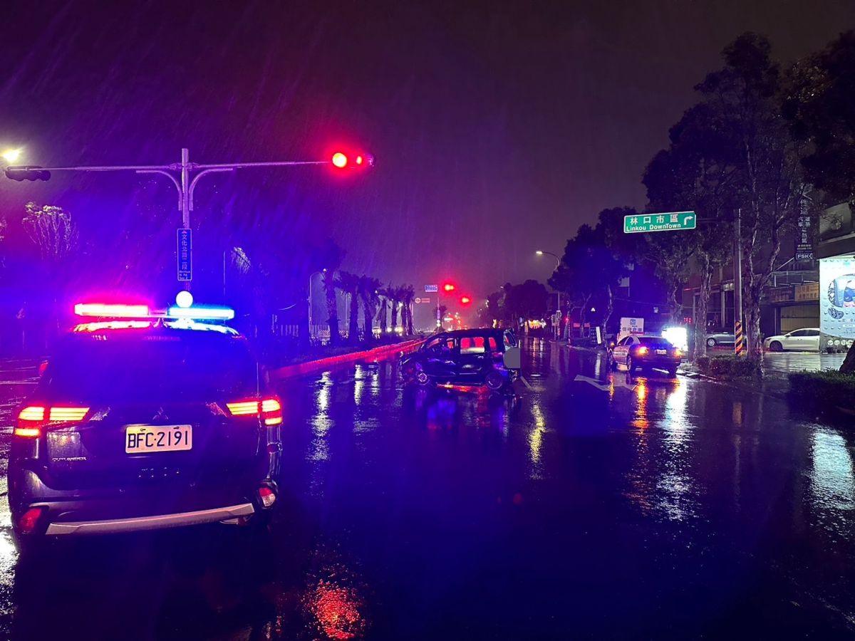 ▲周男（58歲）今天（5日）晚間不明原因自撞分隔島身亡。（圖／翻攝畫面）