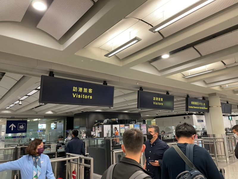 ▲時至今日全球疫情趨緩，香港也解封邊境，機場管理局宣布將這50萬張免費機票送出。（圖／記者汪睿琦攝）