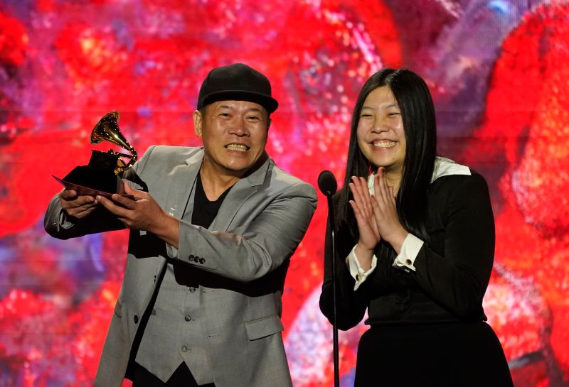 ▲蕭青陽（左）與女兒蕭君恬奪下第65屆葛萊美獎的「最佳唱片包裝獎」。（圖／美聯社／達志影像）
