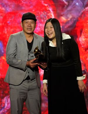 ▲▲蕭青陽與女兒蕭君恬奪下第65屆葛萊美獎的「最佳唱片包裝獎」。（圖／美聯社／達志影像）