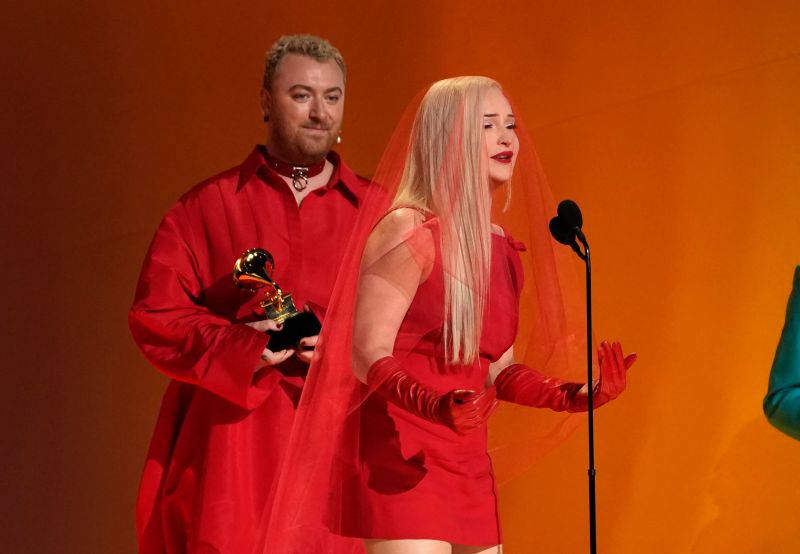 ▲Sam Smith（左）與Kim Petras擠下BTS防彈少年團與Coldplay合作的歌曲，奪下本屆葛萊美獎「最佳流行組合/團體表演 」。（圖／美聯社／達志影像）