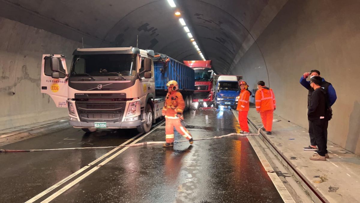 ▲今（6）日上午，台64線觀音山隧道往八里方向驚傳嚴重車禍事故，現場有一砂石車、一輛曳引車、一輛自小客車發生碰撞，佔據全線車道，目前車道封閉當中。（圖／翻攝蘆洲警園臉書）