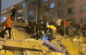 ▲土耳其當地時間6日清晨4點多，發生芮氏規模7.8的強烈地震，多地都傳出災情。（圖／翻攝自推特）