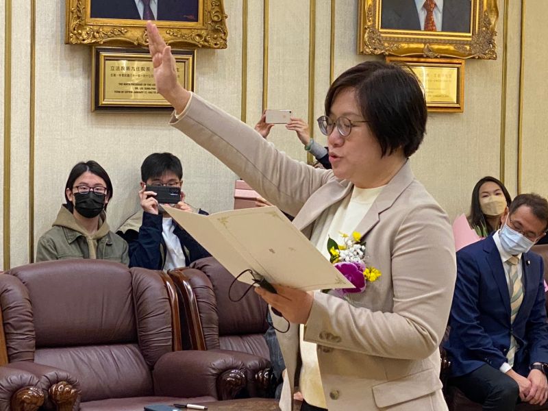 ▲陳培瑜今日宣示就職,遞補民進黨不分區立委管碧玲。(圖/記者陳威叡攝,2023.02.06)