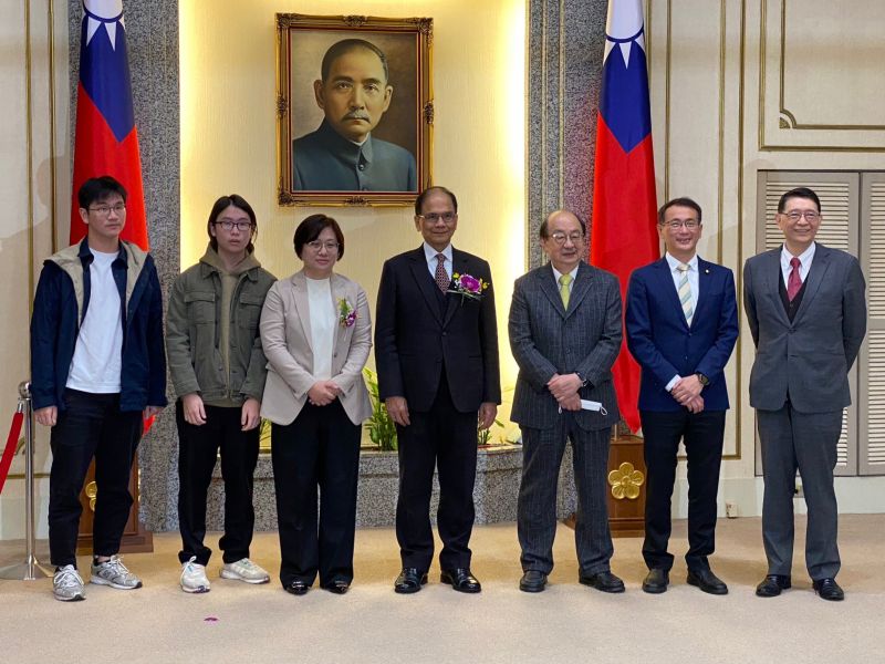 ▲陳培瑜在兒子(左一,左二)陪同下出席立委宣示就職典禮。(圖/記者陳威叡攝,2023.02.06)