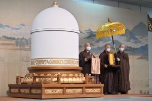 佛光山開山星雲大師法體真身封龕典禮,由佛光山住持心保和尚(左)、退居和尚心定和尚(中)、心培和尚(右)擔任主法和尚,為大師的法體真身進行封龕,場面肅穆莊嚴。(圖/人間社提供) ▲佛光山開山星雲大師法體真身封龕典禮,由佛光山住持心保和尚(左)、退居和尚心定和尚(中)、心培和尚(右)擔任主法和尚,為大師的法體真身進行封龕,場面肅穆莊嚴。(圖/人間社提供)