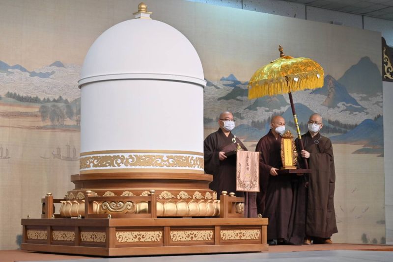 ▲佛光山開山星雲大師法體真身封龕典禮,由佛光山住持心保和尚(左)、退居和尚心定和尚(中)、心培和尚(右)擔任主法和尚,為大師的法體真身進行封龕,場面肅穆莊嚴。(圖/人間社提供)