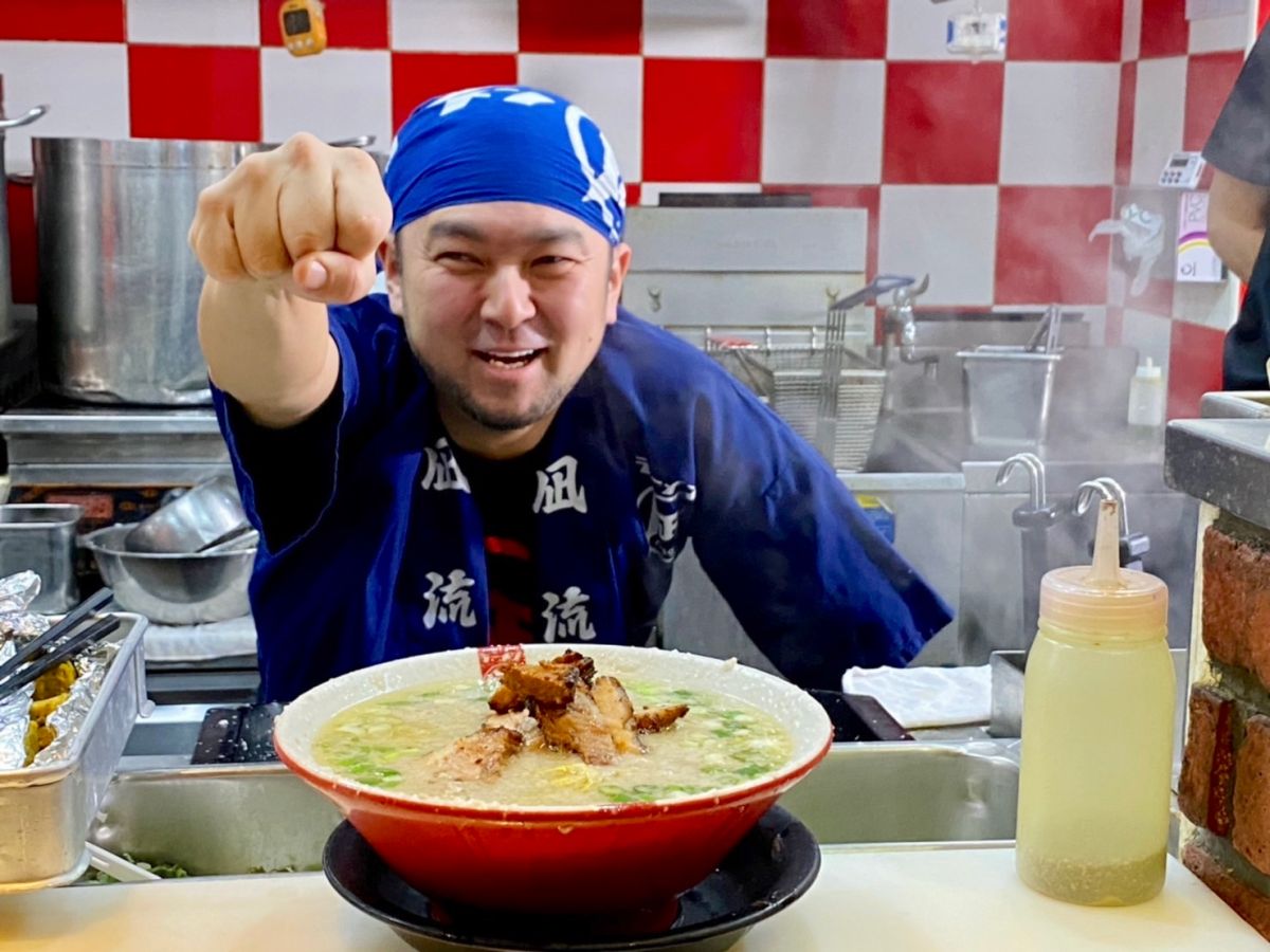 ▲最強豚骨拉麵ラーメン凪Nagi來台十週年，創辦人生田智志主廚（Ikuta Satoshi），特別以台灣小吃「蚵仔煎」為靈感，結合日本玉子燒，研發出台味十足的「蚵仔煎王」限定拉麵，限時1週於全台店鋪限量2500碗開搶。（圖／記者蕭涵云攝）