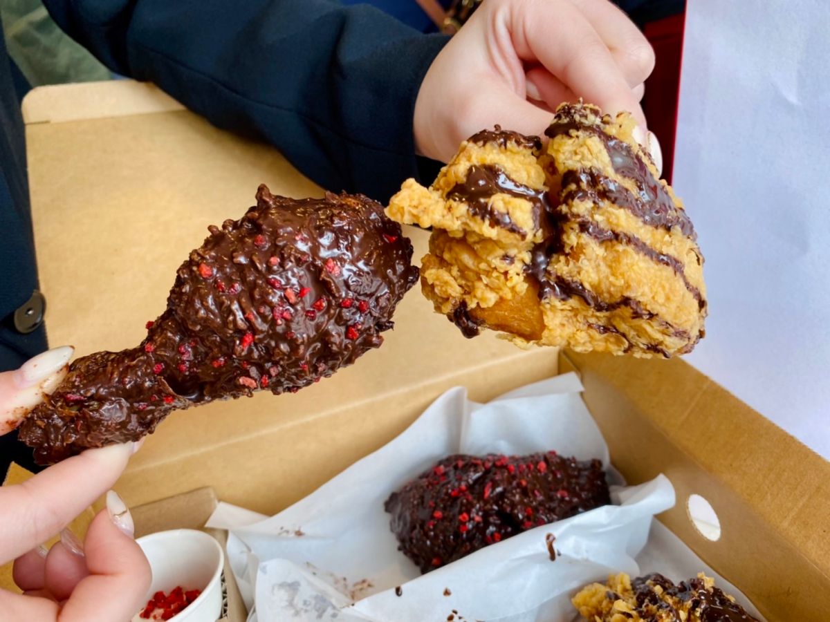 ▲肯德基情人節耍甜蜜！以香濃可可醬包覆咔啦脆雞，再撒上酸甜脆口草莓粒，浪漫「愛情醬淋可可脆雞」，迸發鹹甜新滋味！2/7～2/14限時開賣，「浪漫禮盒」還送上情人節造型氣球及浪漫氛圍燈，520元就能獲得「我愛你」儀式感。PK雙饗卡APP會員還能搶先預購，並抽獎優惠券、Dior香氛迷你蠟燭、Marshall 藍芽喇叭及老爺住宿券等大獎。（圖／記者蕭涵云攝）